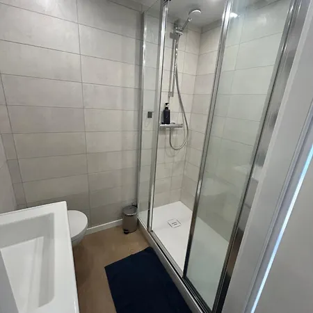 شقة Newly Renovated 2 Bedroom *